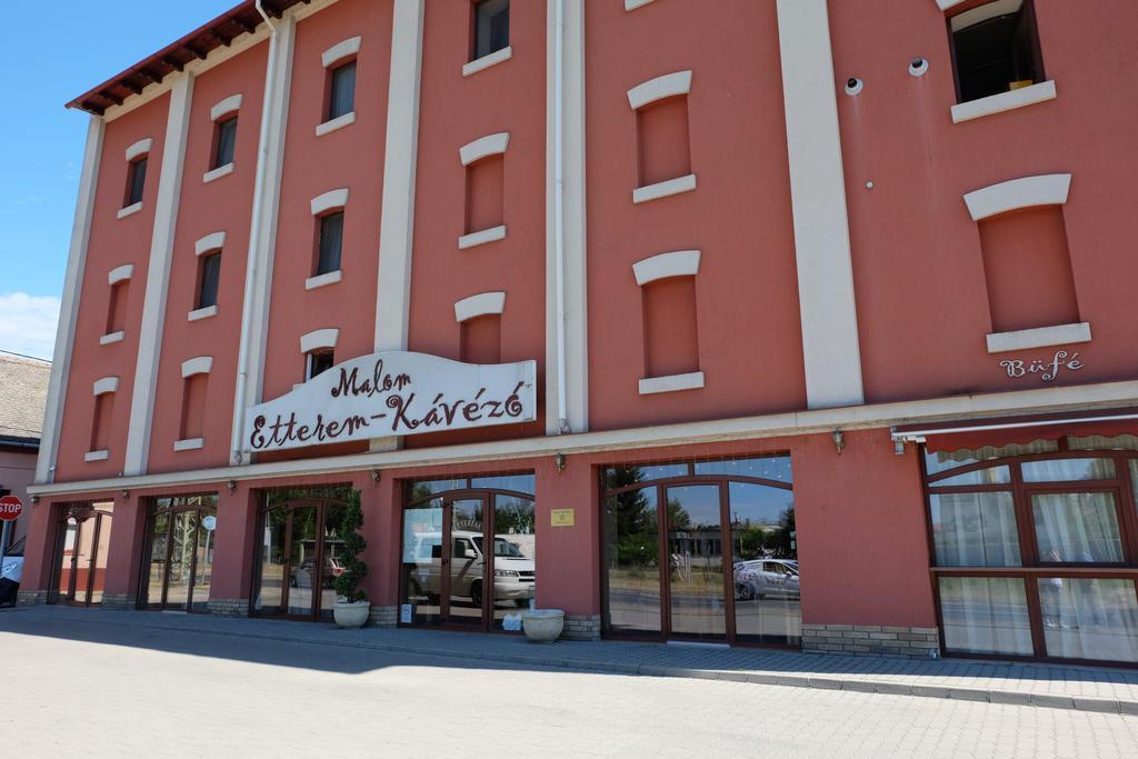 Malom Club Panzió Baja Exterior foto